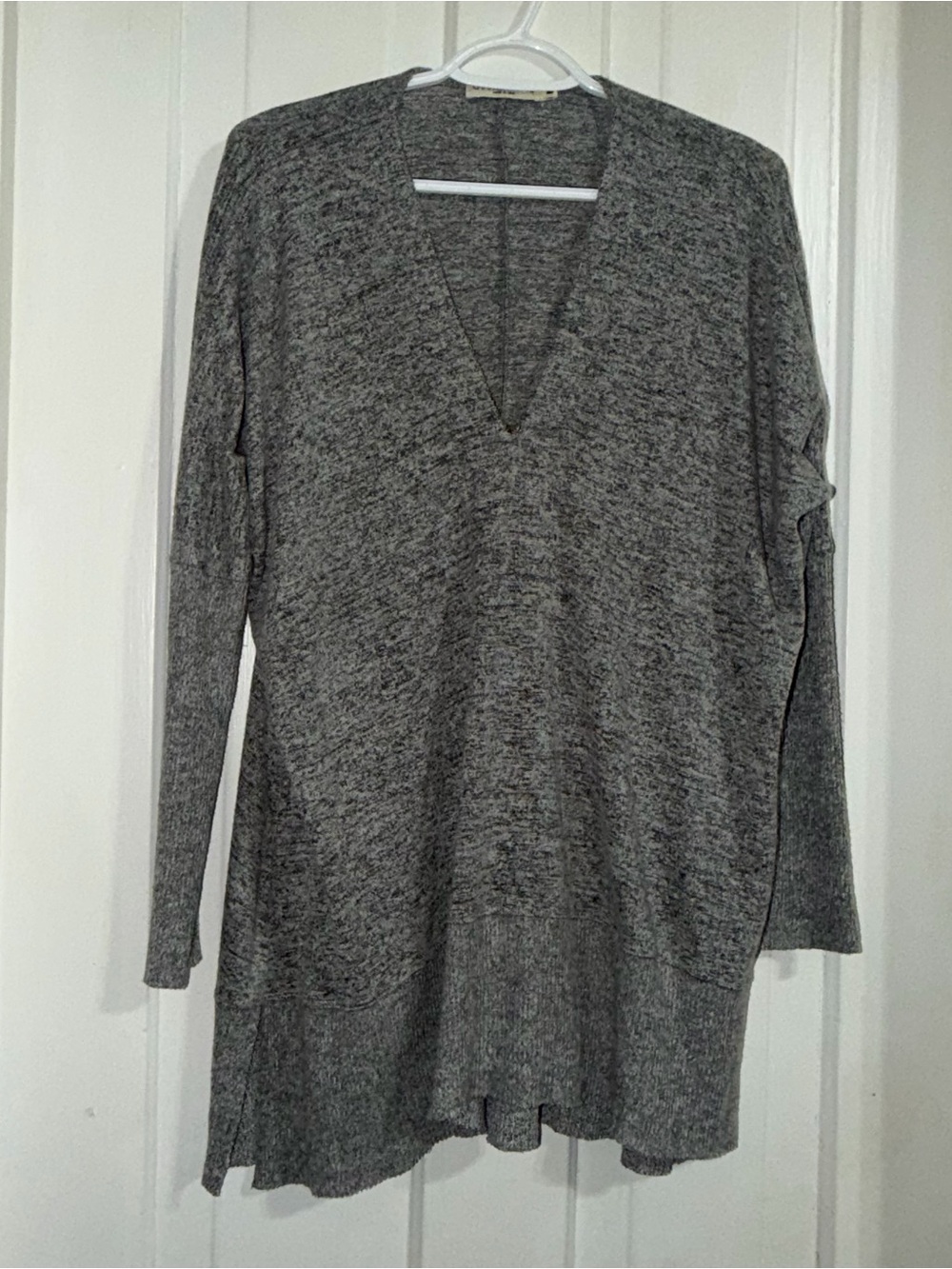 Women's size medium Soft Knit V-Neck Long Sleeve Tunic Sweater top shirt